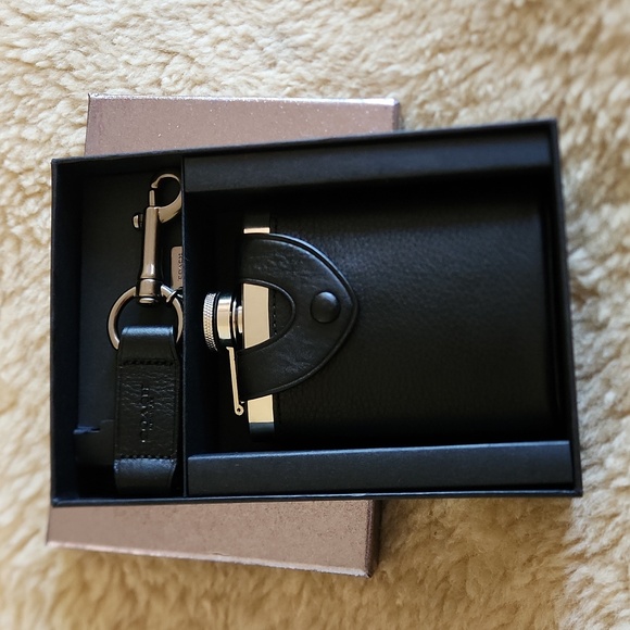 NWT IOB Coach Men's Flask & Key Holder Boxed Set 🖤🔑🍸❤️ - Picture 13 of 16